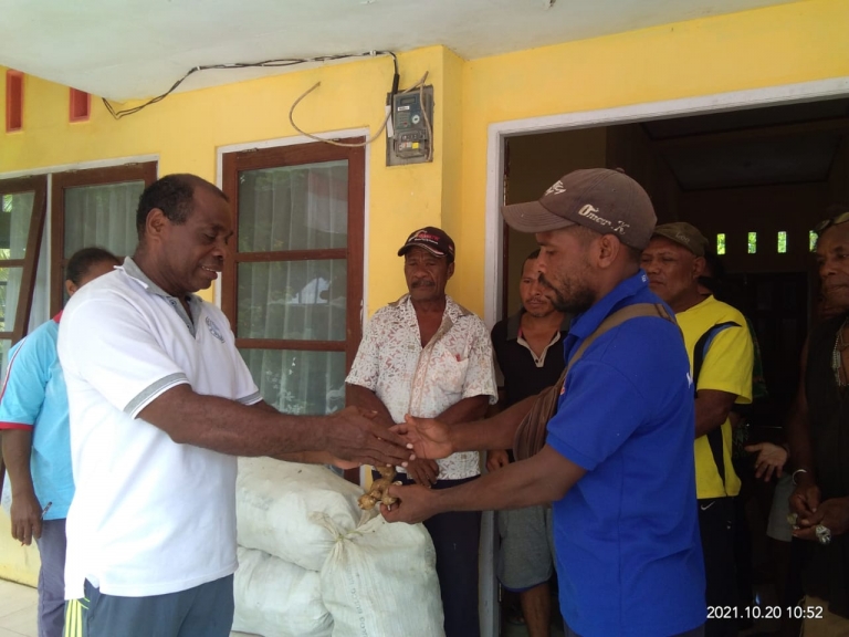 Penyerahan bibit secara simbolis oleh Kepala Kampung Mokmer, Ismail Ayomi S. H, kepada salah satu ketua kelompok Tani Mokmer. [Foto: JP/LR]