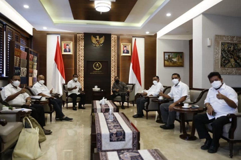 Bupati Herry Ario Naap, S.Si., M.Pd menemui Menteri Sekretaris Negara (Mensesneg) Pratikno, di ruang kerjanya, di Istana Negara, Jumat (22/10/2021). [Foto: Humas Pemkab Biak]
