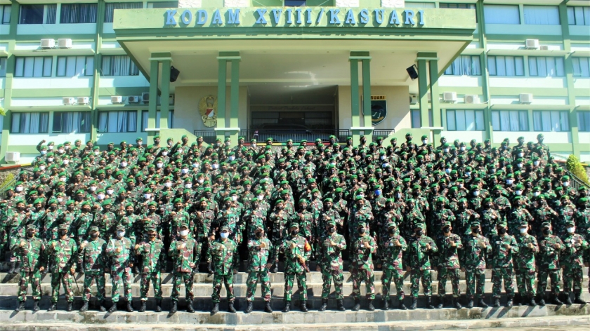 Pangdam XVIII/Kasuari, Mayjen TNI I Nyoman Cantiasa, S.E., M.Tr. (Han)., saat memimpin apel keberangkatan cuti Bintara PK Otonomi Khusus (Otsus)  Kodam XVIII/Kasuari, di lapangan upacara Makodam, Trikora, Arfai 1, Manokwari, Papua Barat, Sabtu (23/10/2021).