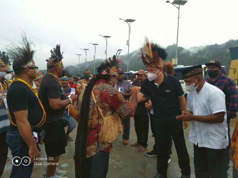 Rombongan Peserta Konferensi Masyarakat Adat Papua Ke-4 Tiba di Pelabuhan Kaimana, Minggu (24/10).