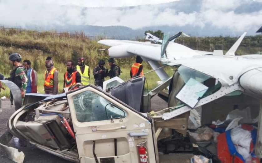 Pesawat kargo Smart Air jatuh di bandara Aminggaru Ilaga, Kabupaten Puncak. [Foto: Dok Diskominfo Puncak]
