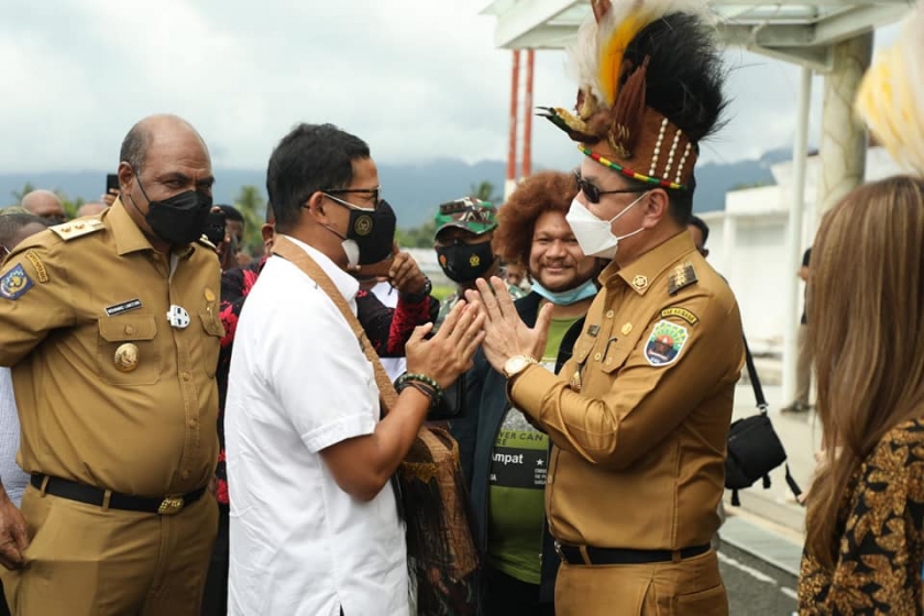 Menparekraf dan Wamen ATR Hadiri Konferensi Masyarakat Adat Papua. [Foto: Humas Pemkab Kaimana]