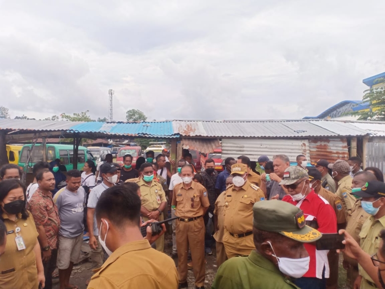 Bupati Manokwari Akan Relokasi Pedagang Korban Kebakaran di Pasar Wosi. [Foto: JP/Rolly]