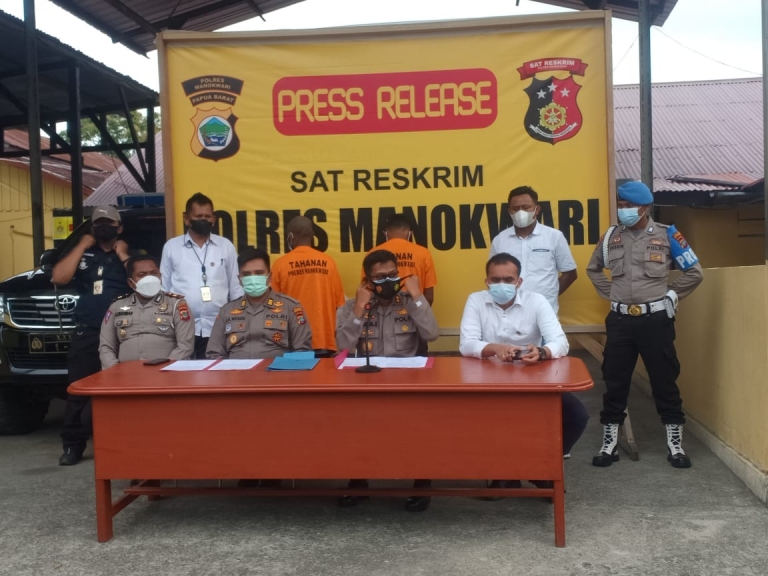 Sat Reskrim Polres Manokwari mengadakan konferensi pers terkait kasus pencurian dengan kekerasan (curas) di Manokwari Papua Barat, Senin (25/10/2021). [Foto: JP/Rolly]