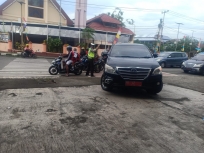 Giat KTL Polres Manokwari, 2 Mobil Dinas Pemda Kena Tilang Pajak Mati. [Foto: JP/Rolly]