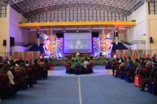 pembukaan Konferensi Besar Masyarakat Adat Papua (KBMAP) ke-IV di Gedung Olahraga Triton Kaimana, Senin (25/10). [Foto: ist]