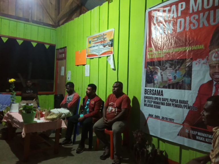 Senator Filep Serap Aspirasi dan Diskusi Bersama Para Pemuda Kebar Tambrauw. [Foto: WRP]