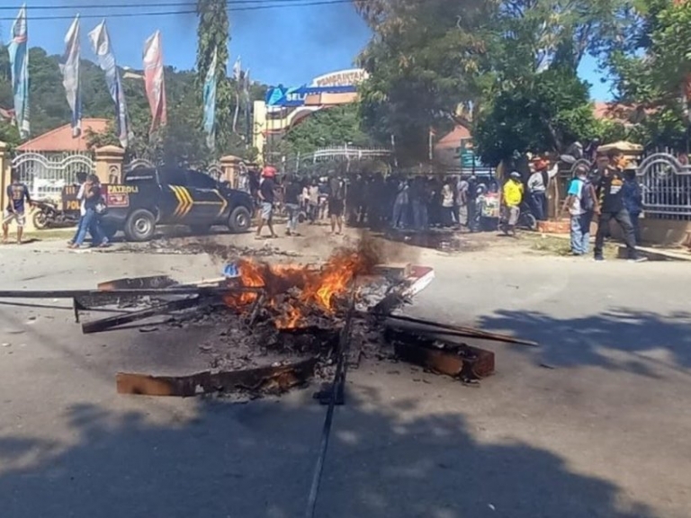 Tuntut Honor Segera Dibayar, Ratusan Relawan PON Demo di Jayapura.