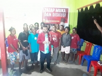 Temui Pemuda Kebar, Filep Terima Aspirasi Pengembangan Kacang Kebar. [Foto: WRP]