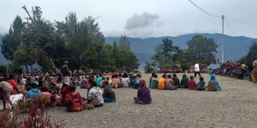 Masyarakat yang mengungsi di gereja Katholik Missael Bilogai, Intan Jaya, Papua. [Foto: JP/Christian]