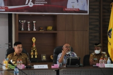 Bersama Bambang Wijayanto, Bupati Kaimana Ajak Pimpinan OPD Jauhi Korupsi. [Foto: Humas Pemda Kaimana]