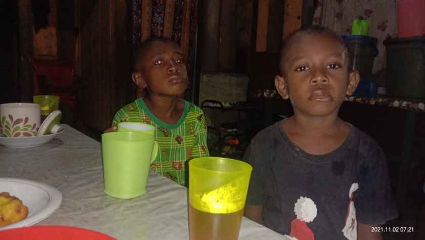 Yosep dan Simon, Siswa SD Inpres Yensei, Distrik Wamesa, Bintuni. [Foto: JP/MW]