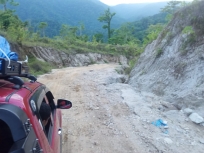 Filep Wamafma Prihatin Atas Kondisi Jalan Gunung Pasir di Kebar. [Foto: JP/WRP]