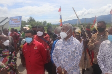 Senator Papua Barat Dr. Filep Wamafma, SH.,M.Hum hadiri peresmian gedung Kantor Klasis Kebar di kabupaten Tambrauw bersama Gubernur Papua Barat, Dominggus Mandacan, Minggu (31/10). [Foto: WRP]