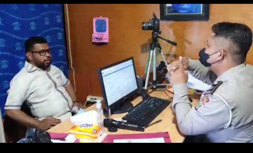 Senator Filep Wamafma saat mengurus SIM di Polres Manokwari, Rabu (3/11). [Foto: WRP]