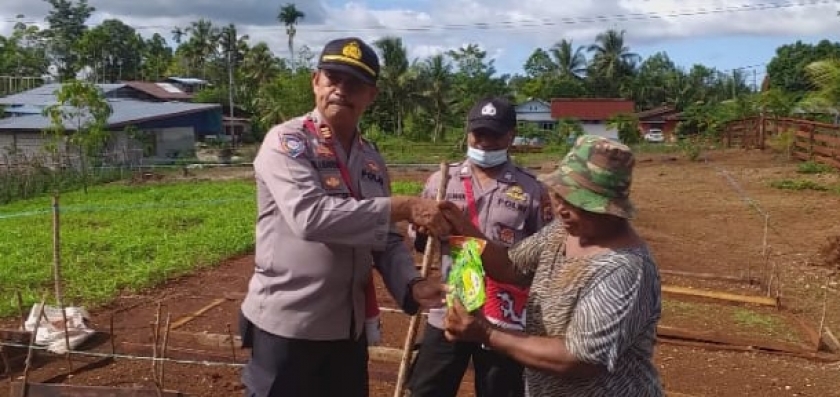 Kasat Binmas, AKP Derek Latimeha saat memberikan bibit pertanian kepada kelompok tani wanita Binsyowi. [Foto: LR]