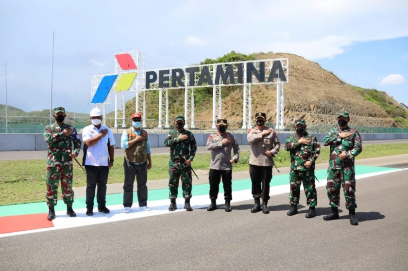 Panglima TNI Marsekal Hadi Tjahjanto dan Kapolri Jenderal Listyo Sigit Prabowo meninjau langsung Sirkuit Mandalika, Lombok, Nusa Tenggara Barat (NTB), Minggu (7/12/2021). [Foto: Humas Polri]