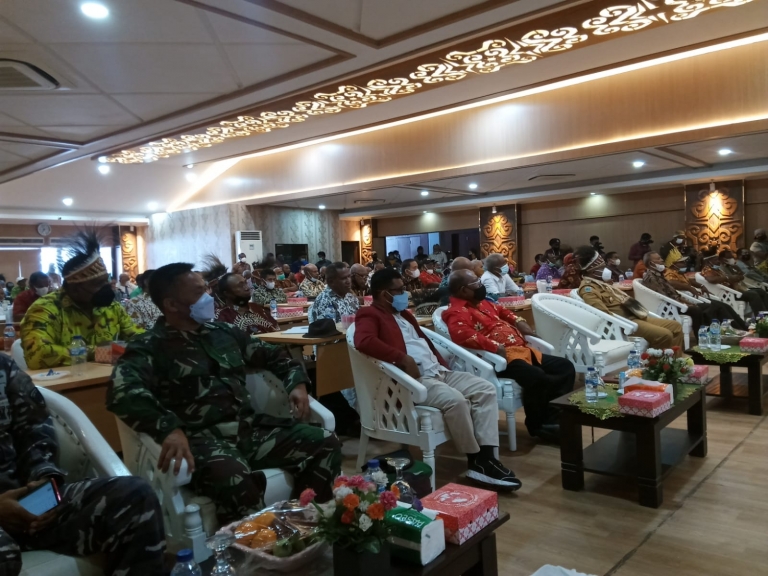 Senator Filep Wamafma saat menghadiri konferensi kerukunan masyarakat adat Serui di kabupaten Manokwari Papua Barat,  (5/11). [Foto: WRP]