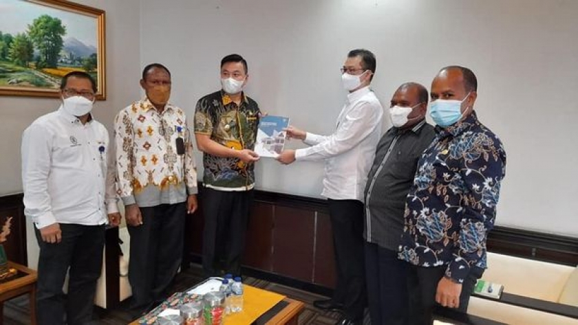 Bupati Serahkan Road Map Reformasi Birokrasi Kaimana 2020-2024. [Foto: Humas Pemkab Kaimana]