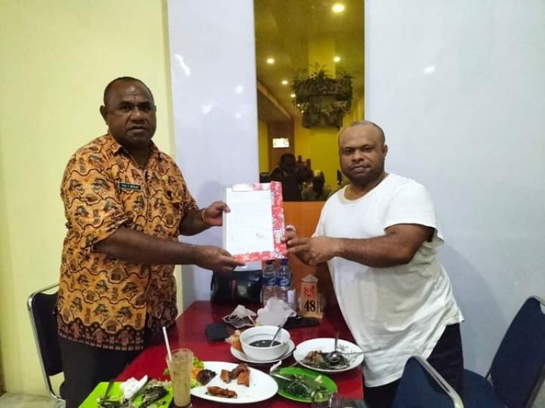 Koordinator Sub PB PON XX Papua 2021, Albertho Gonzales Wanimbo (Kaos Putih) ketika memperlihatkan data para relawan yang sudah ditransferkan ke rekening BNI.