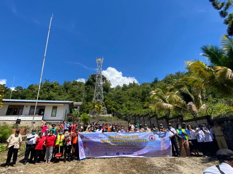 Asisten I Setda Biak Buka Program Padat Karya Di Menara Suar Mokmer. [Foto: Pemkab Biak]