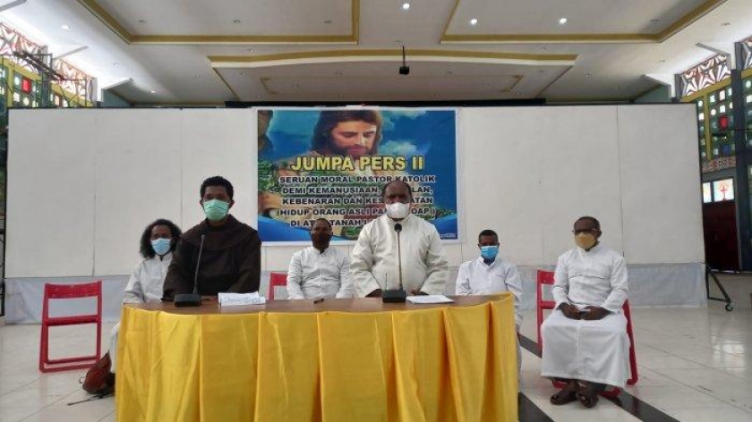 Perwakilan Pastor saat Jumpa Pers di Gereja Kristus terang Dunia Waena , Kota Jayapura. [Foto: tribun papua/hendrik rikarsyo]