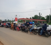 Antrean Panjang Kendaraan di SPBU Bintuni Timur, Kamis (11/11).