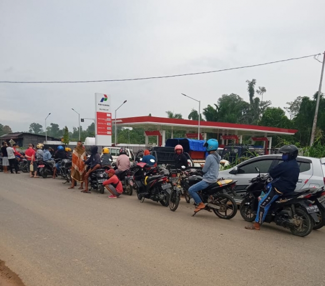 Antrean Panjang Kendaraan di SPBU Bintuni Timur, Kamis (11/11).