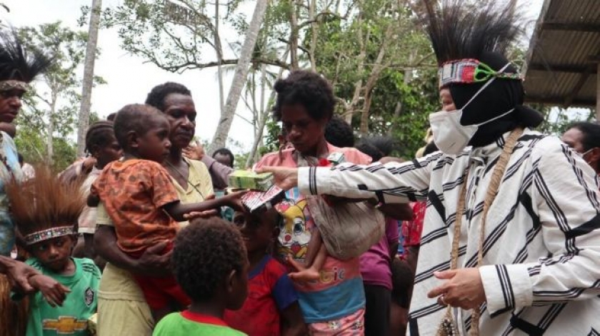 Mensos Salurkan Rp 3,7 M untuk Komunitas Adat Terpencil di Asmat. [Foto: ist]