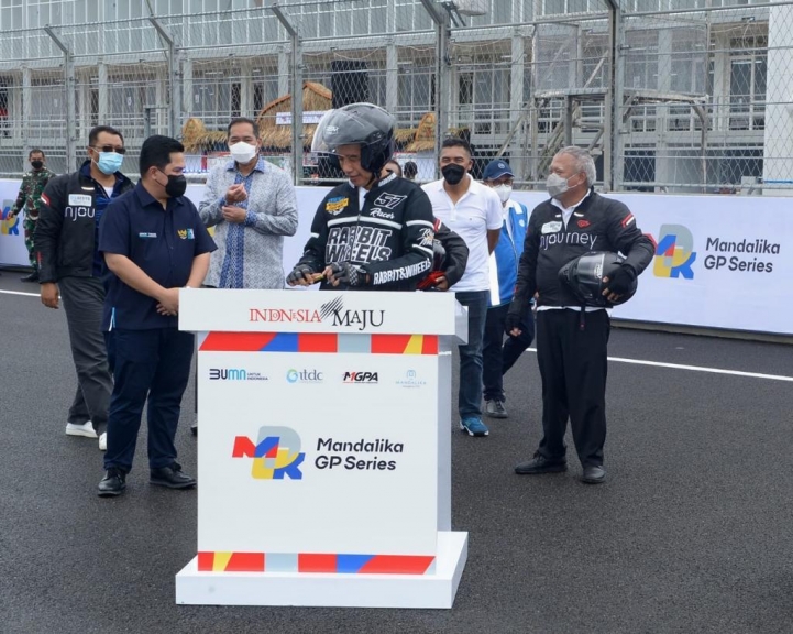 Presiden Jokowi saat meresmikan Sirkuit Mandalika, di KEK Mandalika, Kabupaten Lombok Tengah, Provinsi NTB, pada Jumat (12/11/2021). [Foto: BPMI Setpres/Kris]