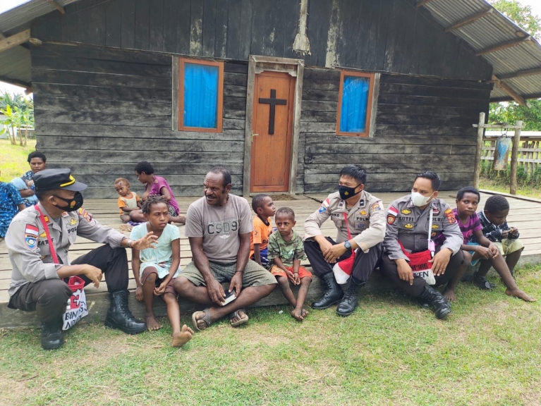Binmas Noken Merauke Sambangi Tokoh Agama Gidi Yudea. [Foto: Humas Polda Papua]