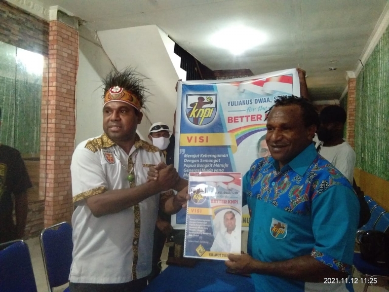 Yulianus Dwaa saat menyerahkan formulir berkas pendaftaran bakal calon DPD KNPI Provinsi Papua periode 2021-2024. [Foto: LR]