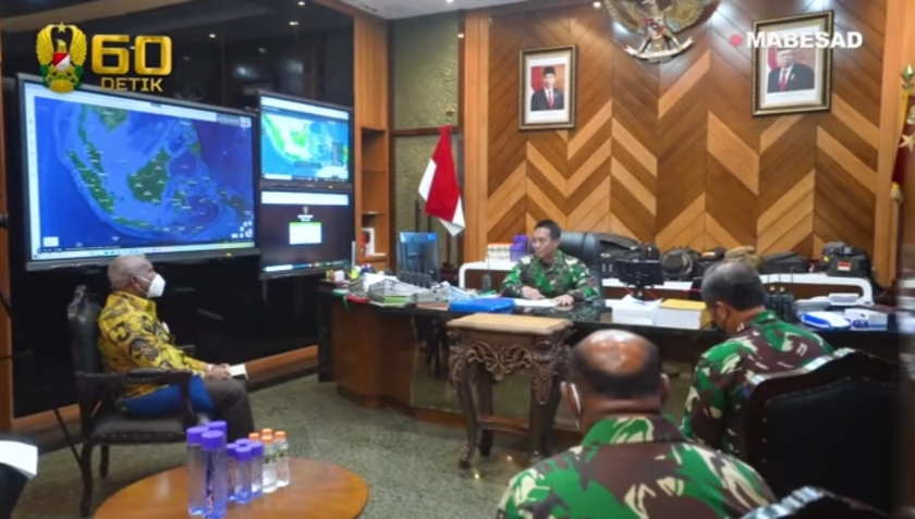 Gubernur Papua Barat Dominggus Mandacan menemui Jenderal TNI AD Andika Perkasa di Mabes AD, Sabtu (13/11/2021). [Foto: Tangkapan Layar Youtube TNI AD]
