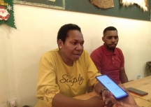 Viktoria Gebze saat memberikan keterangan pers di Jayapura, Papua, Senin (15/11/2021). [Foto: LR]
