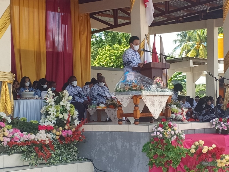 Peringatan hari ulang tahun (HUT) PGRI ke-76 dan Hari Guru Nasional (HGN) tahun 2021 di Distrik Prafi, kabupaten Manokwari, Kamis (25/11/2021). [Foto: Rolly]