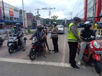 Sat Lantas Polres Manokwari kembali melakukan operasi peningkatan disiplin berlalulintas di Jalan Haji Bauw, Wosi, kabupaten Manokwari, Sabtu (27/11/2021). [Foto: Rolly]