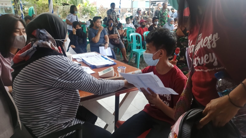 Organisasi Flobamora Provinsi Papua Barat bekerjasama dengan Polres Manokwari melaksanakan vaksinasi Covid-19 bertempat di Jalan Merdeka, Manokwari, Papua Barat, Sabtu (27/11/2021). [Foto: Rolly]