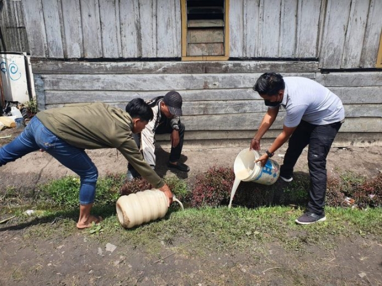 Gelar Razia, Polisi Temukan 14 Botol dan 1 Galon Berisi Miras. [Foto: tribratanews]
