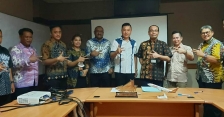 Bupati Kaimana Bapak Freddy Thie bersama Direktur Operasi PT. Batik Air Captain Zwingly Silallahi saat teken MoU di Jakarta, Jumat (26/11/2021). [Foto: Humas Pemda Kaimana]