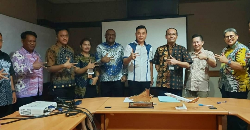 Bupati Kaimana Bapak Freddy Thie bersama Direktur Operasi PT. Batik Air Captain Zwingly Silallahi saat teken MoU di Jakarta, Jumat (26/11/2021). [Foto: Humas Pemda Kaimana]
