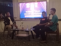 Satlantas Polres Manokwari mengadakan dialog 'Kamsel Talk Ngopi Mansinam' dengan wartawan, Minggu (28/11/2021). [Foto: Rolly]