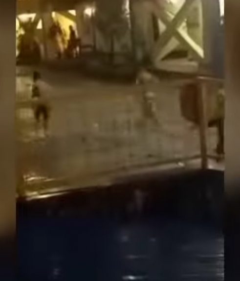 Bentrokan antara personel TNI yang tergabung dalam Satgas Nanggala Kopassus dan Satgas Amole Brimob Polri di Mimika pada Sabtu (27/11/2021). [Foto: Tangkapan Layar Video @infokomando.official]