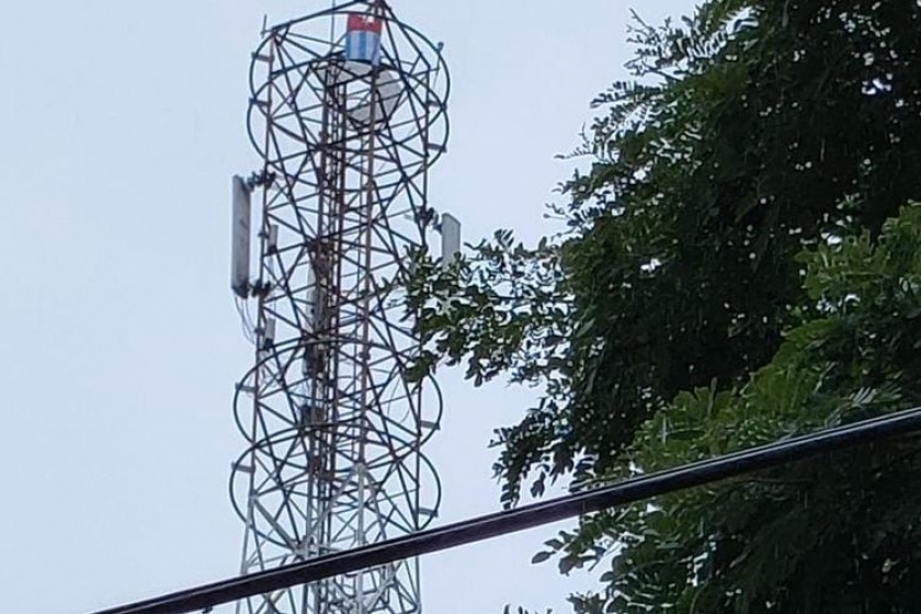 Bendera Bintang Kejora Berkibar di Tower BTS Kabupaten Teluk Bintuni. [Foto: KOMPAS/Maichel]