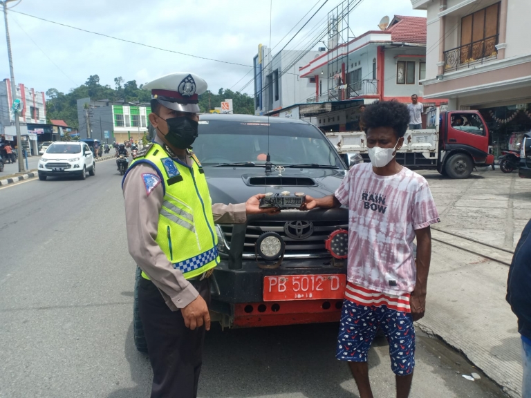 Satlantas Manokwari Temukan Pengemudi Gunakan Rotator. [Foto: Rolly]