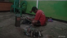 Jhon Waney Pemuda Suku Wamesa Terampil Perbaiki Barang Elektronik. [Foto: MW}