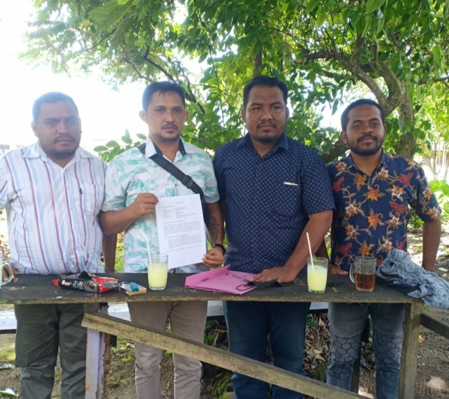 Ketua LSM PKN Kabupaten Biak Numfor bersama kuasa hukum, Imanuel Rumayom dkk. [Foto: LBH Kyadawun]