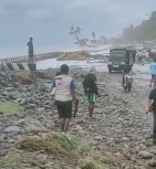 Taluk Kampung Wedoni Mansel Jebol Diterjang Ombak.