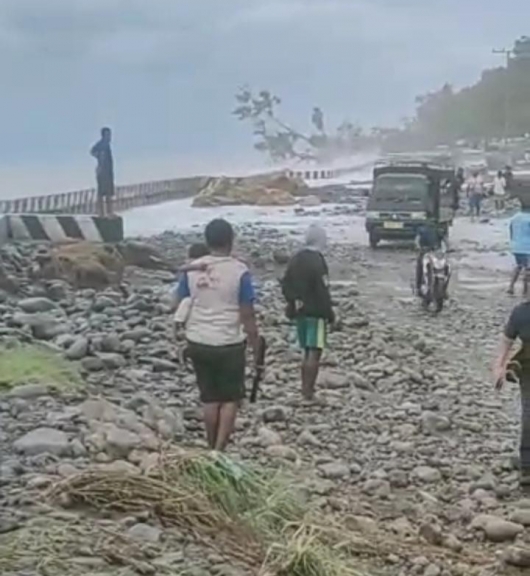 Taluk Kampung Wedoni Mansel Jebol Diterjang Ombak.