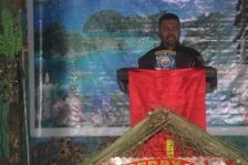 Senator Filep Wamafma menghadiri perayaan Natal Biak se-Sorong Raya yang berlangsung di Gedung Pari, Raja Ampat, Sabtu (4/12). [Foto: WRP]