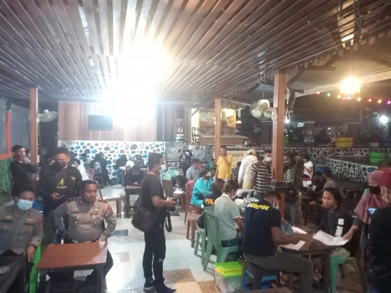 Satlantas Manokwari Gelar Vaksinasi Covid-19 di Kafe-Kafe. [Foto: Rolly]
